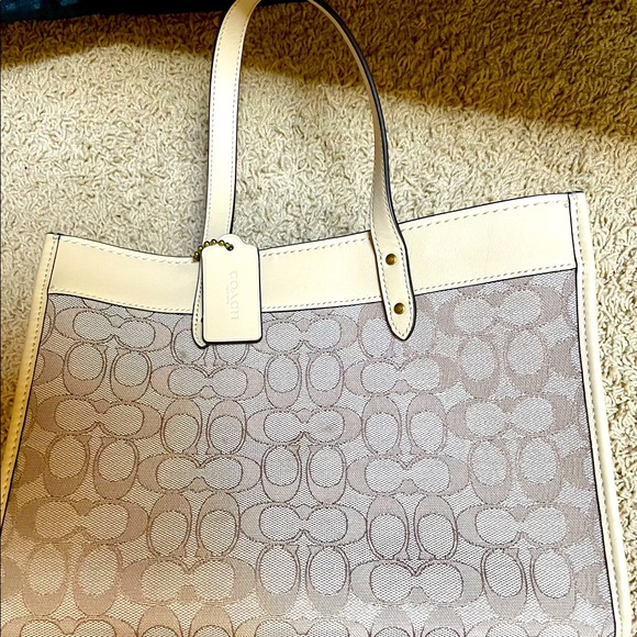 Cream colored signature Coach handbag - Picture 1 of 3